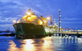 Der erste ''EconGas-Schiff'' am Umschlagplatz für Liquefied Natural Gas in Rotterdam.